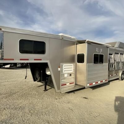 2014 Logan Coach RAZ4GNHDLQ 40' 4 horse Razor GN Horse Trailer**WITH WALK IN CLOSET